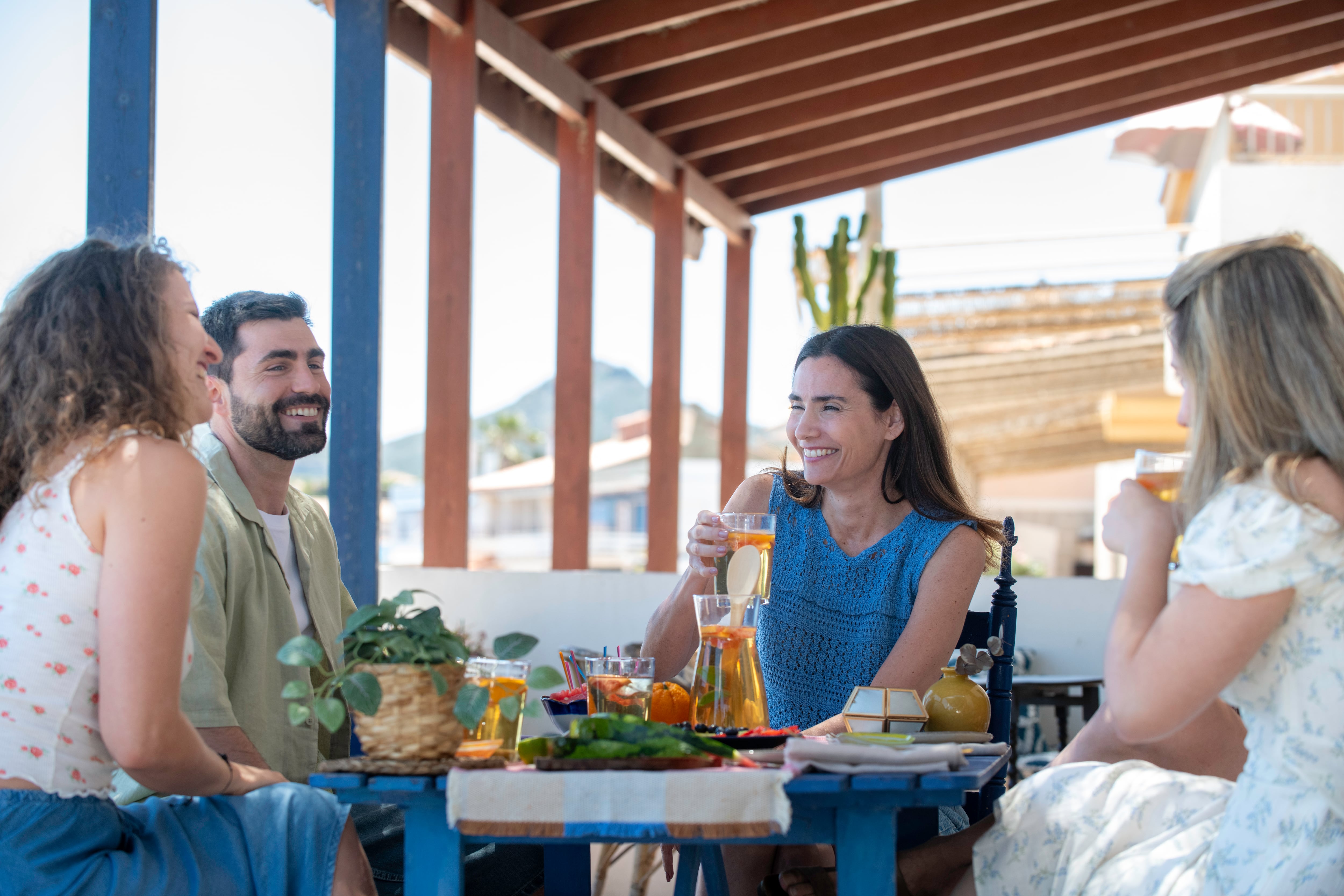 La gastronomía murciana es muy variada: verduras y frutas de la huerta bañada por las aguas del Segura, arroces con mariscos y pescados de roca y grandes postres (como el popular paparajote), son casi un emblema cultural de la región.