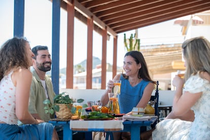 La gastronomía murciana es muy variada: verduras y frutas de la huerta bañada por las aguas del Segura, arroces con mariscos y pescados de roca y grandes postres (como el popular paparajote), son casi un emblema cultural de la región.