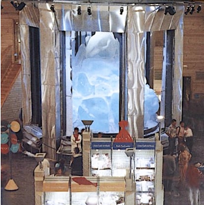 Imagen del catálogo de la Expo 92 con la escultura realizada a partir de las 200 toneladas de iceberg traído desde la Antártida hasta el pabellón de Chile en Sevilla.
