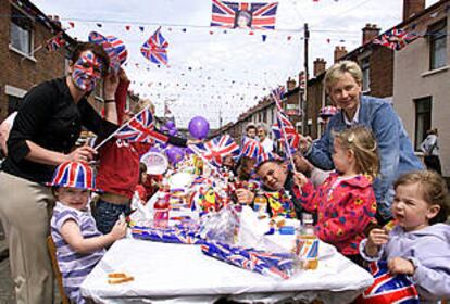 Habitantes de Belfast Sur, en Irlanda del Norte, celebran en la calle el jubileo de la reina Isabel.