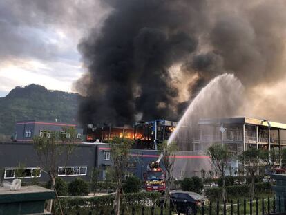 Labores de extinción del incendio declarado en la planta química de Yibin.