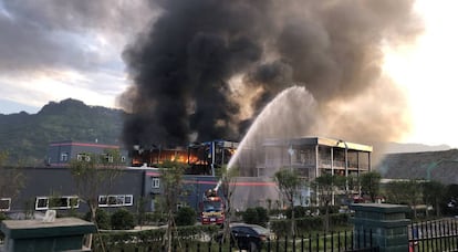 Labores de extinción del incendio declarado en la planta química de Yibin.