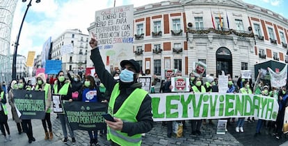 Varios activistas de la Coordinadora de Vivienda de Madrid se concentran el pasado martes en la madrileña Puerta del Sol para solicitar la paralización de los desahucios. 