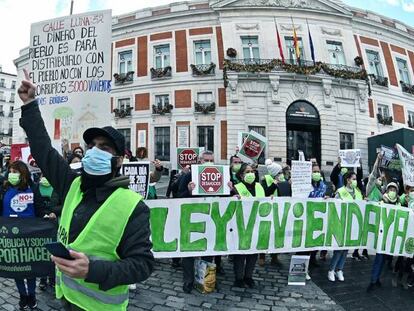 Varios activistas de la Coordinadora de Vivienda de Madrid se concentran el pasado martes en la madrileña Puerta del Sol para solicitar la paralización de los desahucios. 