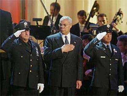 El secretario de Estado, Colin Powell (centro), asiste a un acto en conmemoración de los atentados del 11-S, ayer.