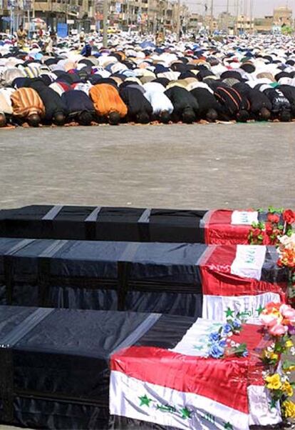 Rezo colectivo en memoria de las víctimas de la estampida, ayer en Bagdad.