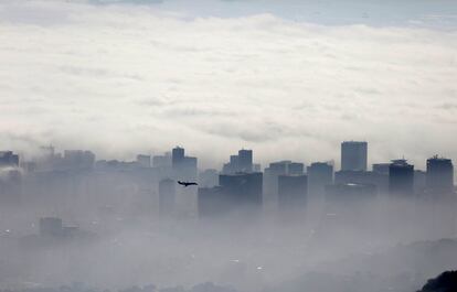Un avión sobrevuela Río de Janeiro.