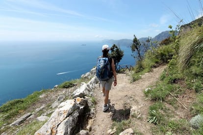 Los encantos de la Costa Amalfitana van más allá de sus preciosos pueblos. Aventurándose hacia el interior, hay serpenteantes senderos que antes de 1840 eran la única forma de moverse, tierra adentro, por la región. Los senderos discurren entre pinos, naranjos, orquídeas silvestres y viejas ruinas, atravesando paisajes que cambian según la luz y la hora del día. Solo hay un elemento invariable: las impresionantes vistas del litoral. El llamado Sentiero degli Dei (sendero de los Dioses), veteado de naranjos y olivos, regala infinidad de panorámicas a quienes lo recorren a pie, que se pueden alternar con algunas de las mejores playas amalfitanas, como Baia de Leranto, Spiaggia di Fornillo, Marina di Praia o Bagni Regina Giovana.