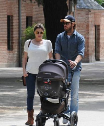 Amaia Salamanca y Rosauro Varo, por la calles de Madrid, en 2014.