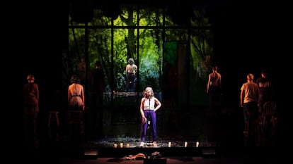 En el centro, la actriz Amanda Hadingue, en una escena de 'Drive Your Plow Over the Bones of the Dead'.