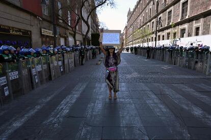 Una mujer avanza por la calle 5 de Mayo con rumbo al Zócalo. 