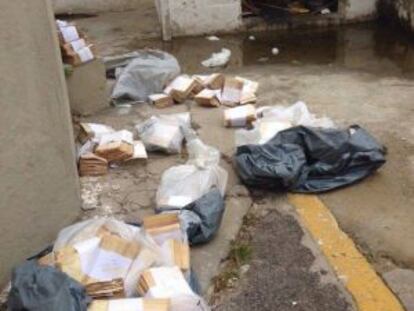 Fichas de óbito encontradas em sacos plásticos na garagem do Hospital Central Do Exército, no Rio de Janeiro.