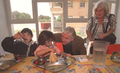 Los europarlamentarios Max van der Berg y Francisca Sauquillo, en el comedor con los niños de El Vacie.