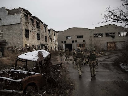 Varios militares ucranios cerca de Avdiivka, en la región del Donbás (Ucrania) el pasado 2 de diciembre.