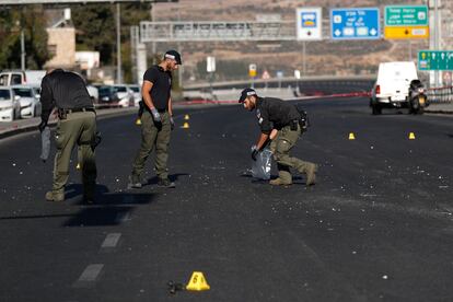 Miembros de las fuerzas de seguridad israelíes recogen pruebas junto a una de las paradas de autobús, este miércoles en Jerusalén. 