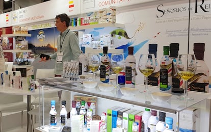 Un expositor de aceite de oliva español en la feria de comida Fancy Food Show en Nueva York (EEUU).