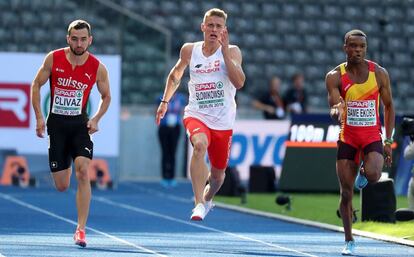 El atleta español Aitor Same Ekobo (d), en su serie de 100m.