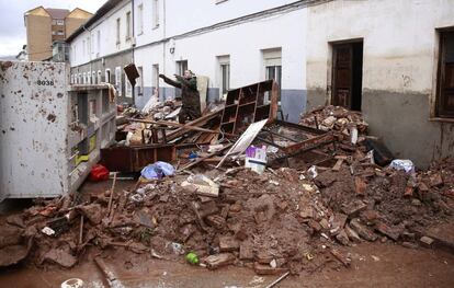 Vecinos de Reinosa (Cantabria) limpias sus vivienda, este sábado.
