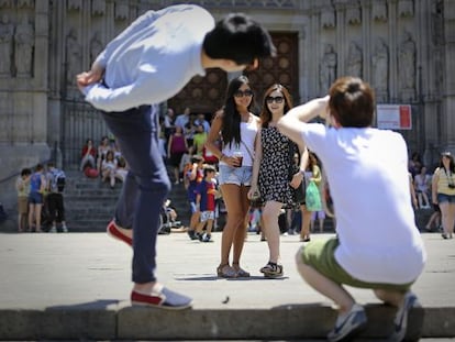 Dos turistas posan en la plaza de la Catedral de Barcelona.