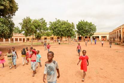 En Malí, una media del 7% de la población escolarizada debe recorrer más de cinco kilómetros para ir a clase, según el Informe de evaluación diagnóstica del sistema educativo del país realizado por Oxfam. Lo recomendable, según esta organización internacional, es que los alumnos no tengan que recorrer más de tres kilómetros para ir a la escuela. En la región de Gao son más del 11,3% de la población quienes hacen este largo recorrido y en Segou llega hasta el 12%.