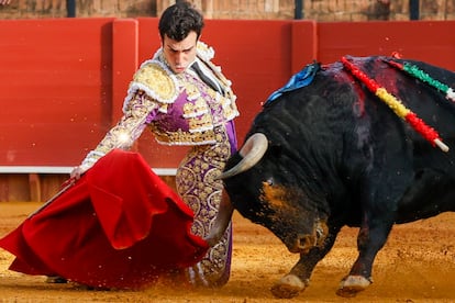 Tomás Rufo muletea de rodillas al tercero de la tarde.