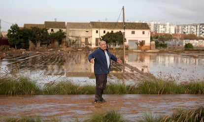 Un hombre observa los daños de la dana causados en las afueras de Valencia.