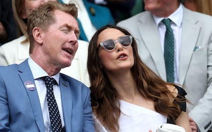 El extenista australiano Mark Woodforde se sentó junto a la actriz británica Keira Knightley, conocida por sus papeles en éxitos como 'Orgullo y Prejuicio' o 'Piratas del Caribe'. Ambos comentaron, sentados en el palco central, el partido de cuartos de final femenino entre lena Rybakina, de Kazajistán, y Elina Svitolina, de Ucrania.