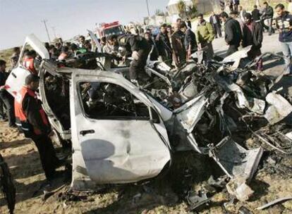 Palestinos inspeccionan uno de los vehículos en el que viajaban milicianos palestinos que murieron tras el ataque de los aviones de Israel en Gaza.