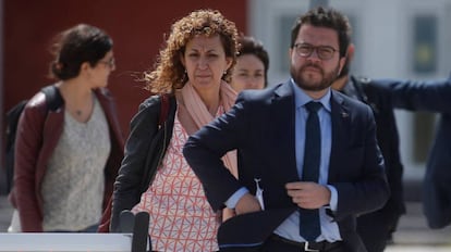 Pere Aragonés y Ester Capella, a la salida de la cárcel de Estremera, tras visitar a sus antecesores Oriol Junqueras y Raül Romeva.