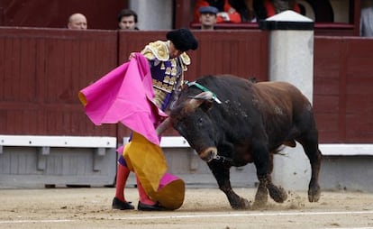 El diestro David Fandila El Fandi en su segundo toro durante el vigésimo festejo de la Feria de San Isidro.