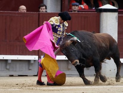 El diestro David Fandila El Fandi en su segundo toro durante el vigésimo festejo de la Feria de San Isidro.