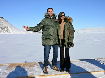 J. D. Vance y su esposa, Usha Vance, este viernes en la base estadounidense de Pituffik, en Groenlandia.