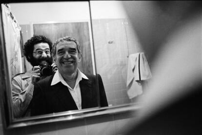 El fotógrafo Vasco Szinetar con Gabriel García Márquez.