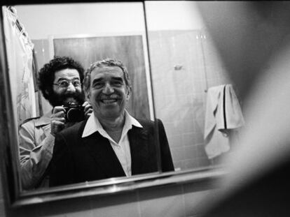 El fotógrafo Vasco Szinetar con Gabriel García Márquez.
