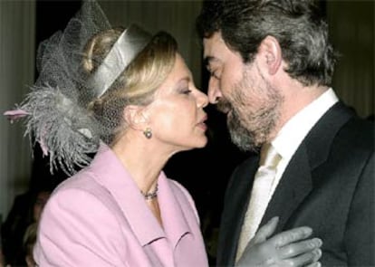 Mari Cruz Soriano y Juan Alberto Belloch se besan durante la ceremonia.