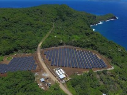 SolarCity, adquirida por la compañía, ha instalado en la isla de Ta u una red eléctrica solar de 1,4 MW de potencia y reserva para tres días