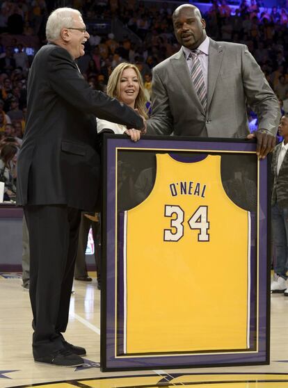 El exentrenador Phil Jackson estrecha la mano de Shaquille ante la vicepresidenta de operaciones empresariales de los Lakers, Jeanie Buss .