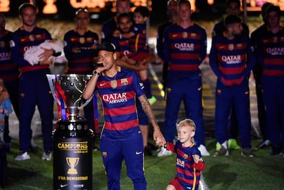 Neymar, con su hijo, durante la celebraci&oacute;n del Barcelona en el Camp Nou a final de curso.