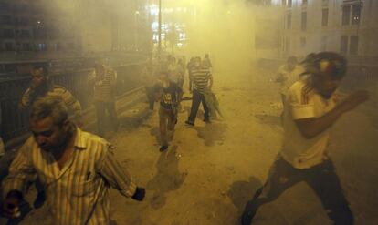 Protesta entre partidarios del expresidente Mohamed Morsi y miembros de la policía egipcia en El Cairo (Egipto), 15 de julio de 2013. Al menos siete personas murieron y 261 resultaron heridas en los disturbios, anunció el Ministerio de Sanidad, según la televisión estatal egipcia.