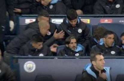 Guardiola reprocha a Stones que no esté completamente vestido para saltar al campo.