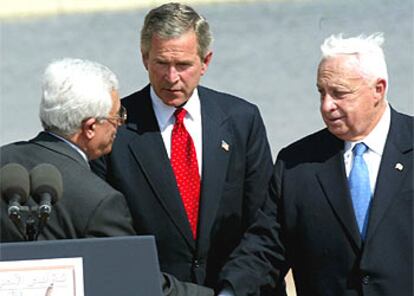 Abu Mazen saluda a Sharon ante Bush.