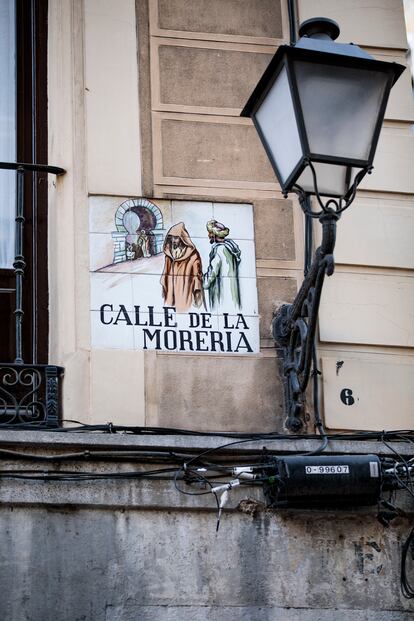 Un detalle de la placa de la calle de la Morería.
