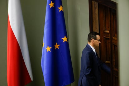 Mateusz Morawiecki sale de la sala del pleno del Sejm, este lunes en Varsovia.