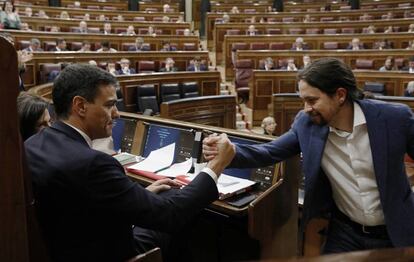 Iglesias saluda a Sánchez durante el debate de la moción.