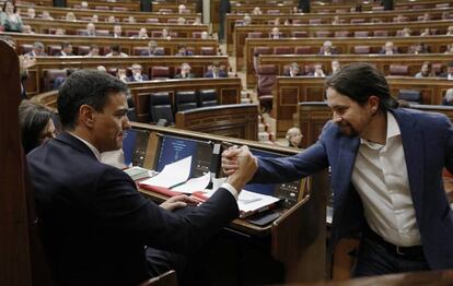 Iglesias saluda a Sánchez durante el debate de la moción. 