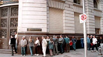 Un grupo de personas hacían cola el sábado frente al banco BBVA Francés para informarse sobre sus ahorros.