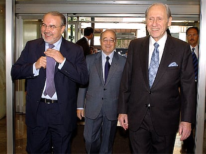 Pedro Solbes (izquierda), junto a José María Cuevas y el empresario Max Mazín, en la sede de la patronal.