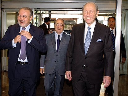 Pedro Solbes (izquierda), junto a José María Cuevas y el empresario Max Mazín, en la sede de la patronal.