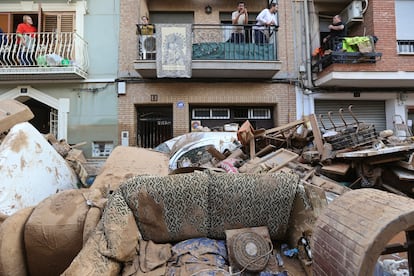 Residentes en los balcones de sus casas en Paiporta, este domingo.  