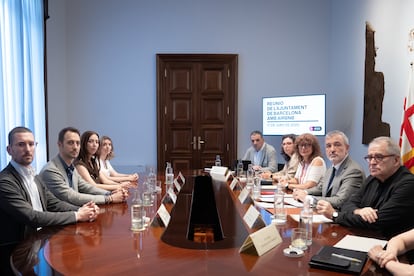 Reunión en el Ayuntamiento de Barcelona entre el alcalde Jaume Collboni y sus tenientes, a la derecha, y representantes de Airbnb, a la izquierda